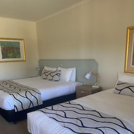 Deniliquin Country Club Motor Inn Exteriör bild