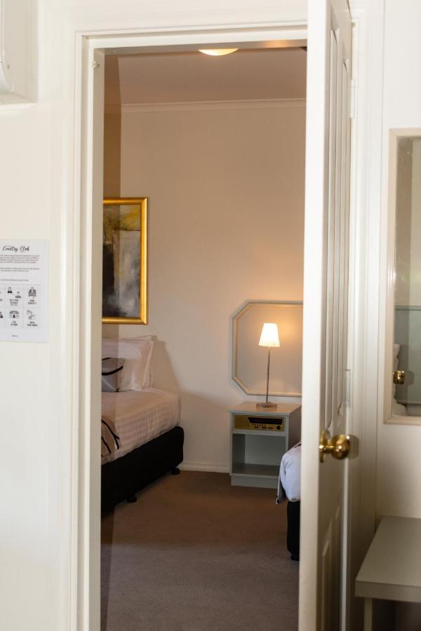 Deniliquin Country Club Motor Inn Exteriör bild
