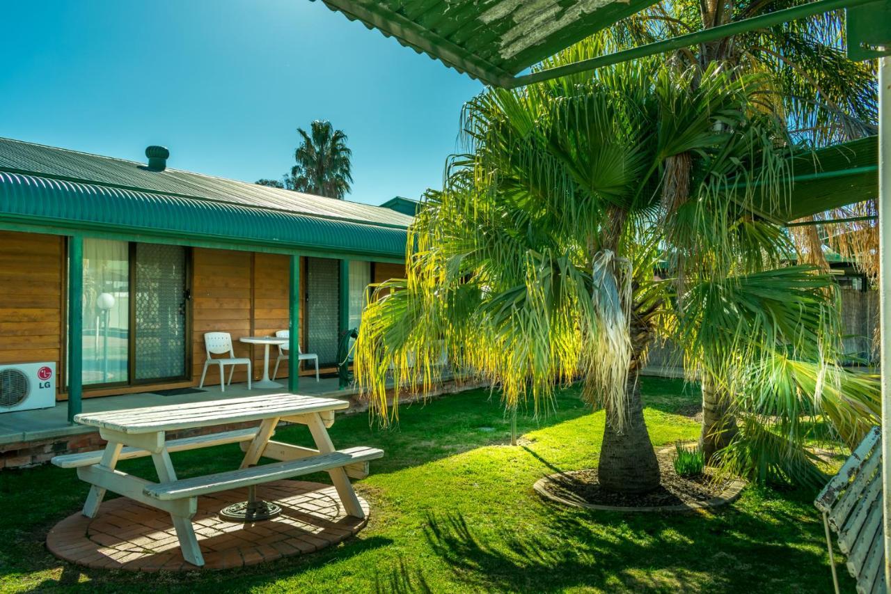 Deniliquin Country Club Motor Inn Exteriör bild
