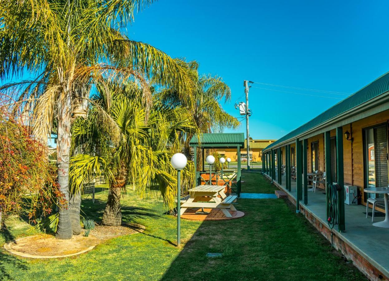 Deniliquin Country Club Motor Inn Exteriör bild