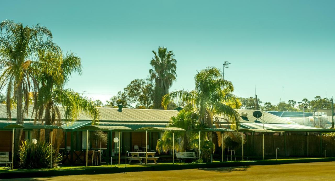 Deniliquin Country Club Motor Inn Exteriör bild