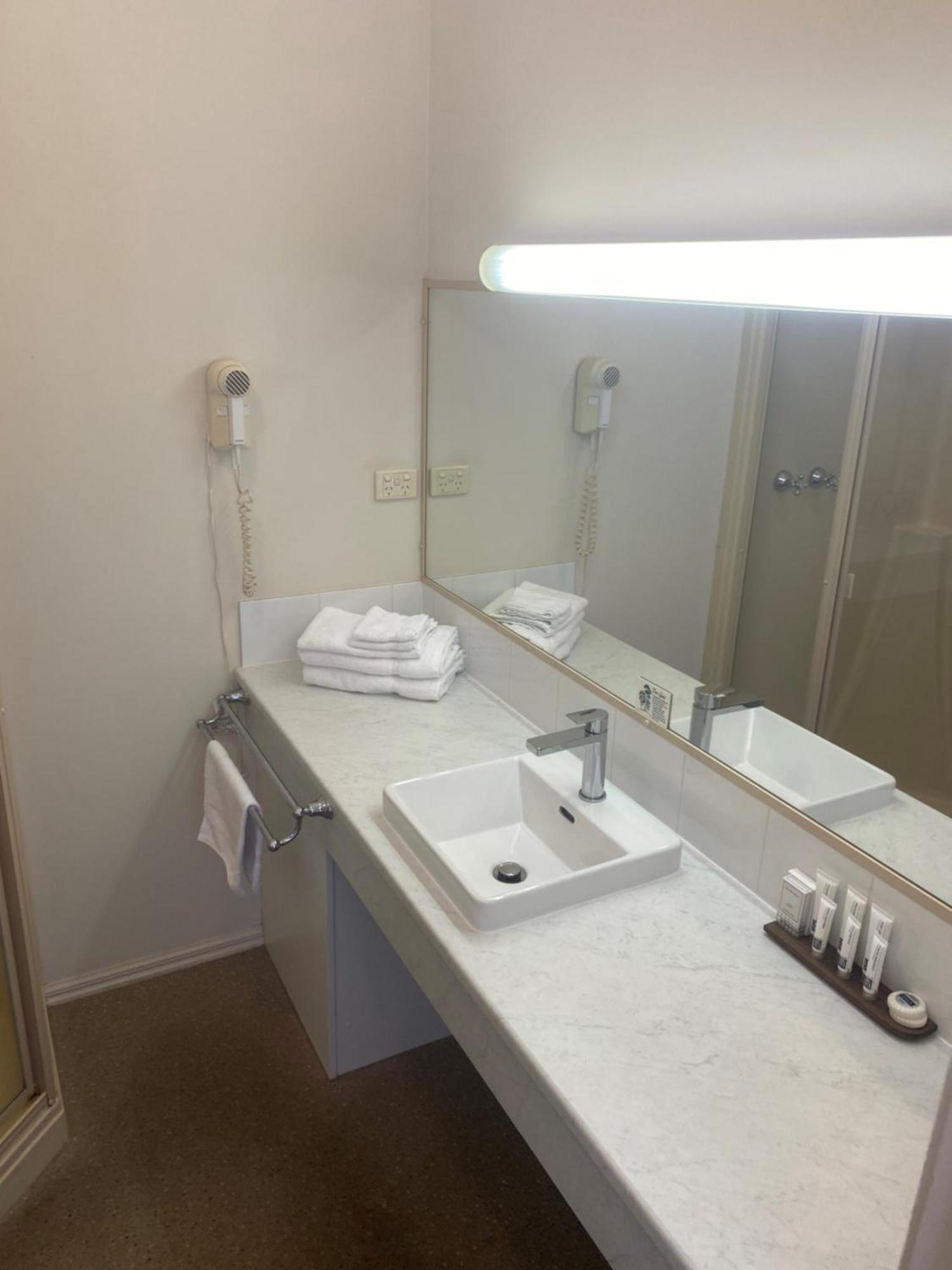 Deniliquin Country Club Motor Inn Exteriör bild
