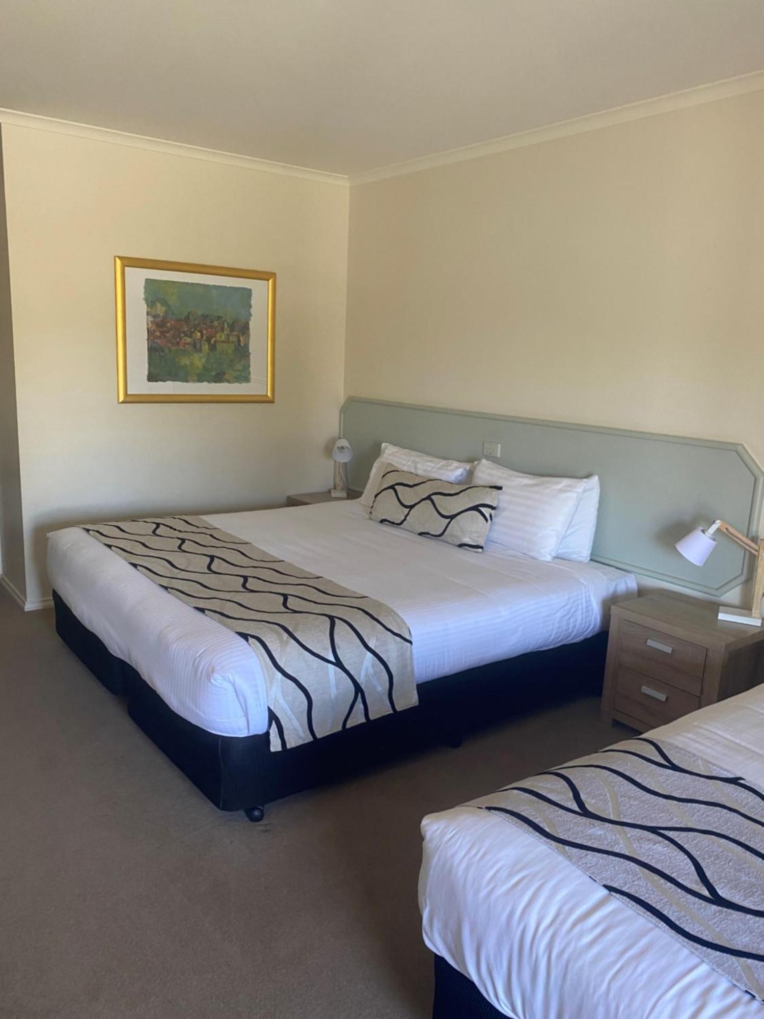 Deniliquin Country Club Motor Inn Exteriör bild