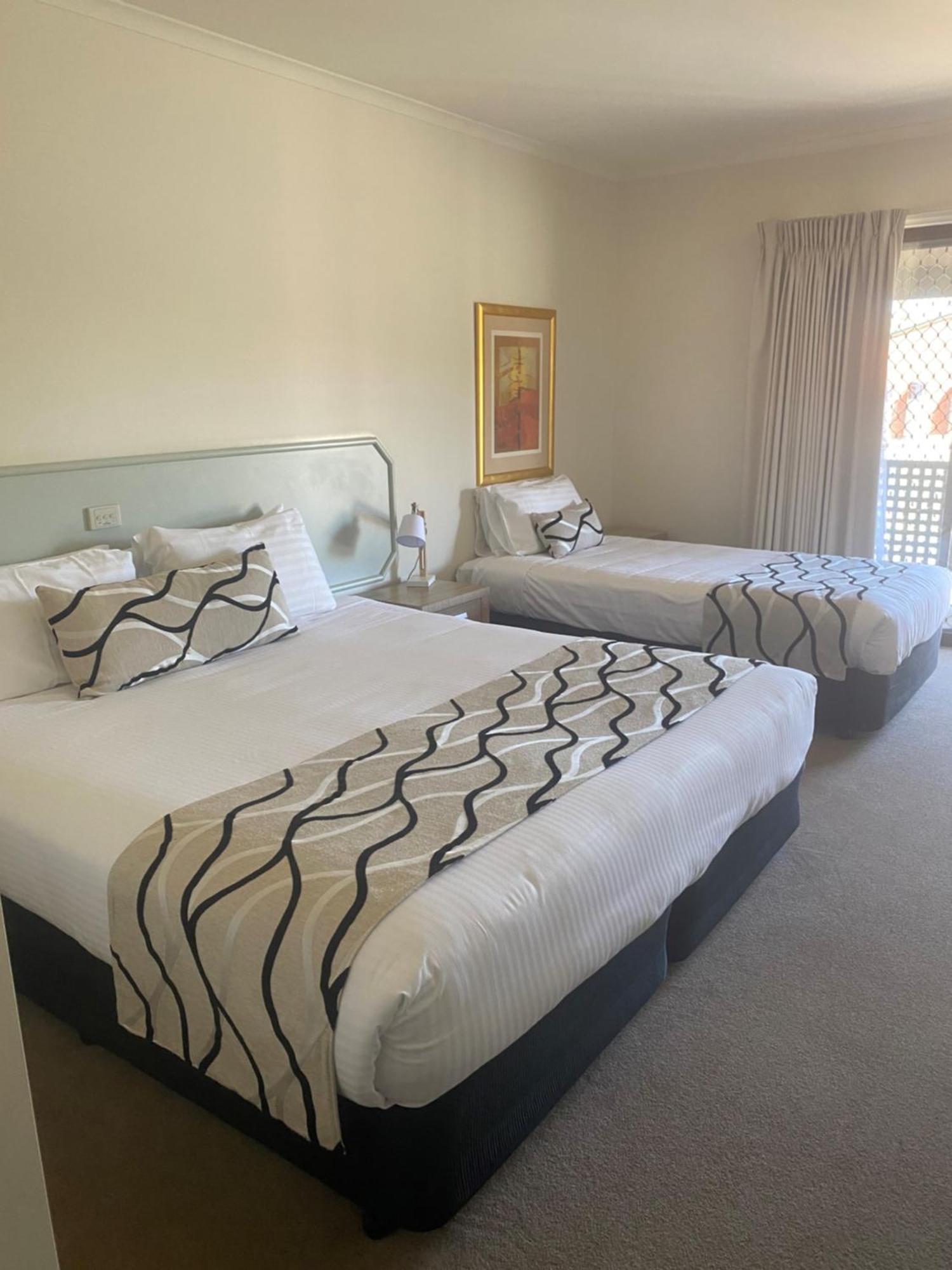Deniliquin Country Club Motor Inn Exteriör bild