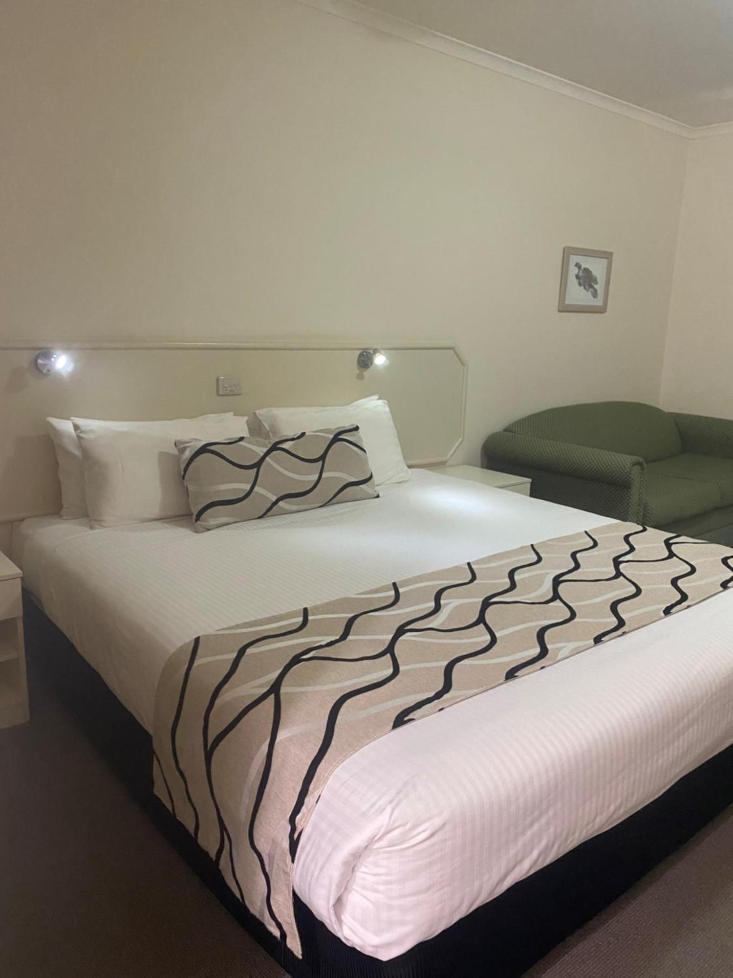 Deniliquin Country Club Motor Inn Exteriör bild