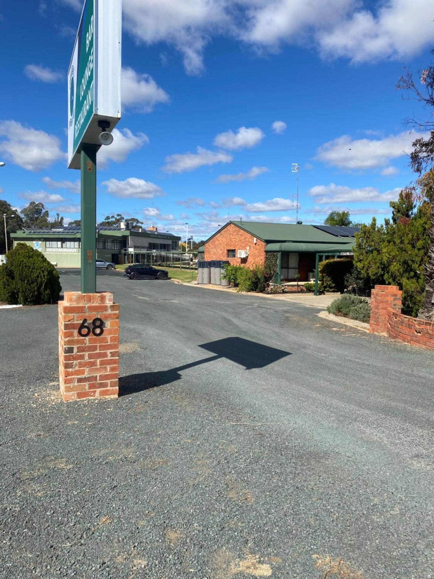 Deniliquin Country Club Motor Inn Exteriör bild