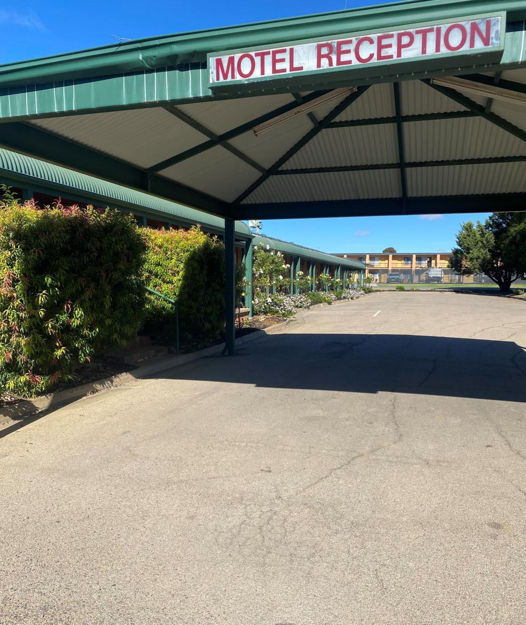 Deniliquin Country Club Motor Inn Exteriör bild