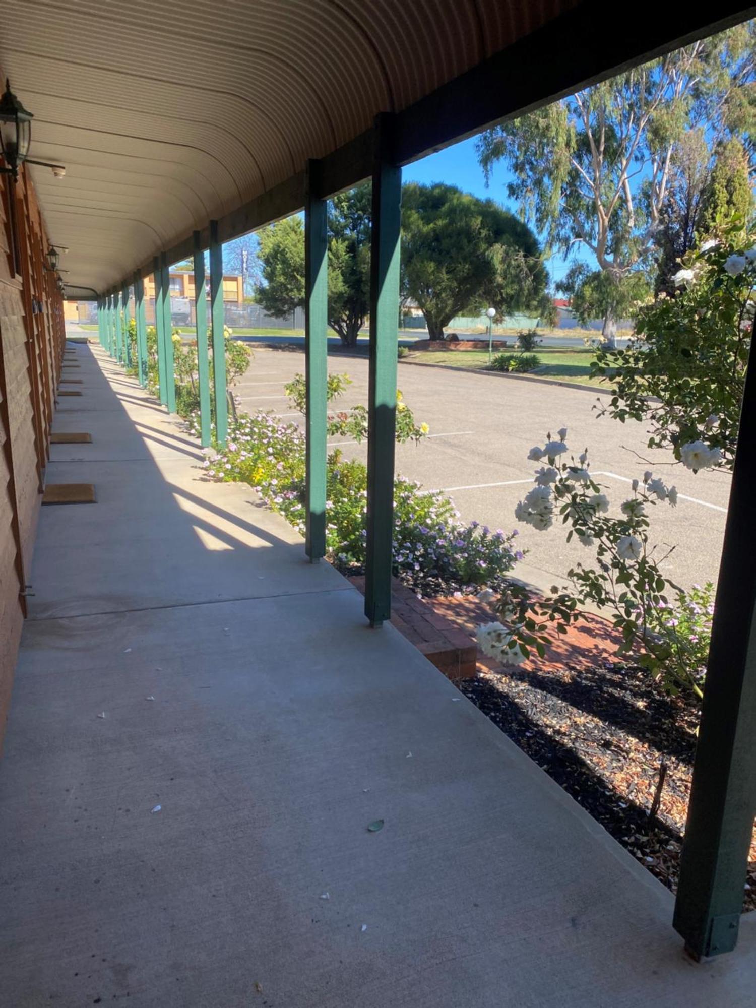 Deniliquin Country Club Motor Inn Exteriör bild