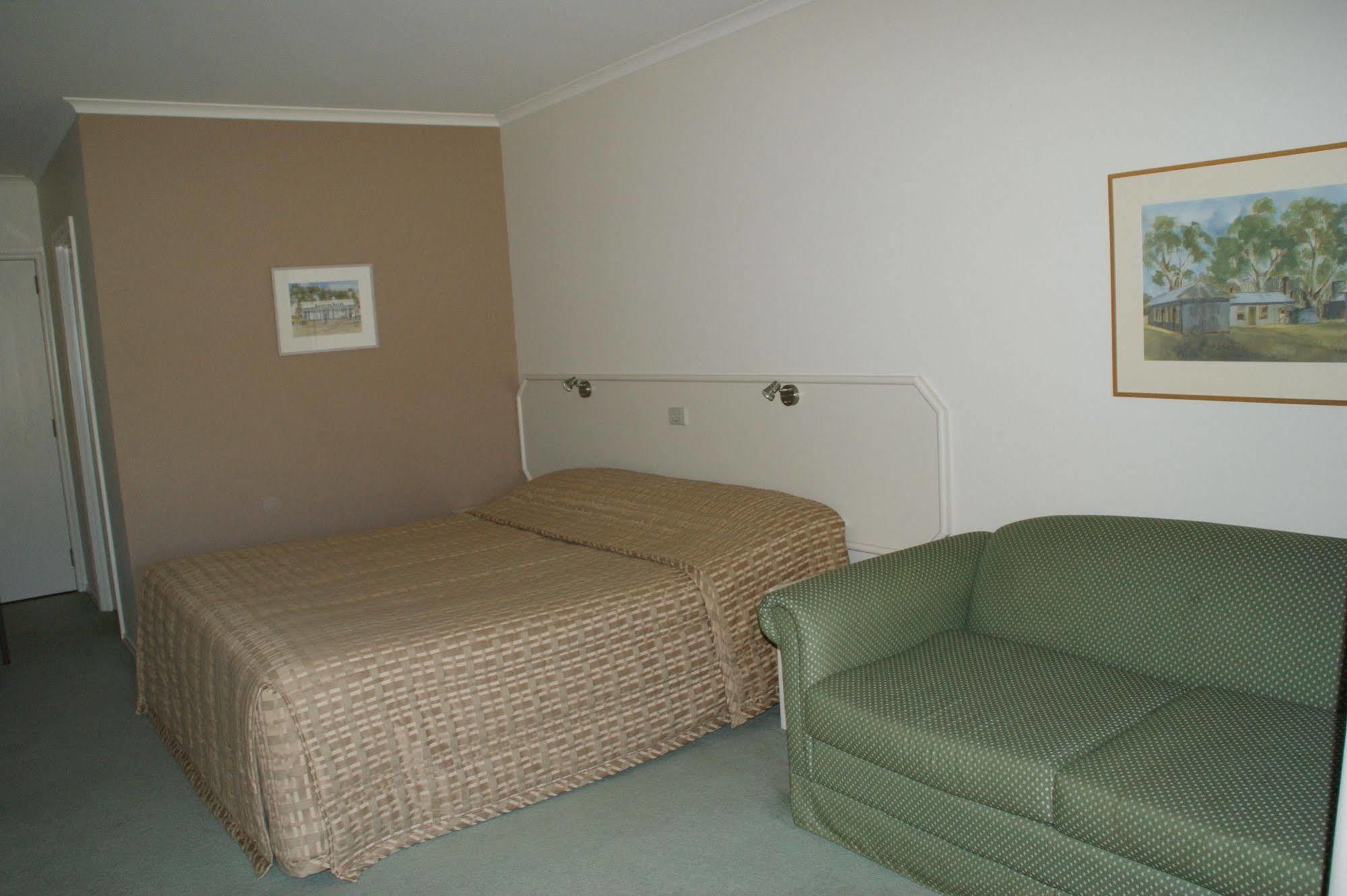 Deniliquin Country Club Motor Inn Exteriör bild
